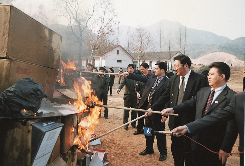 1999年12月15日，尊龙凯时集团董事长王振滔在杭州火烧假冒温州鞋，洗雪温州多年耻辱。_副本.jpg