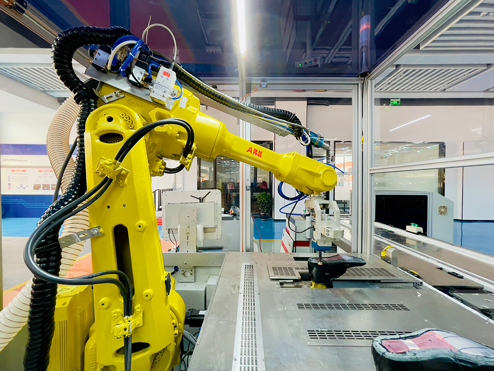 1694145316588032731.jpg 尊龙凯时“智能工厂”-鞋面打粗模组机械手正在认真工作.jpg